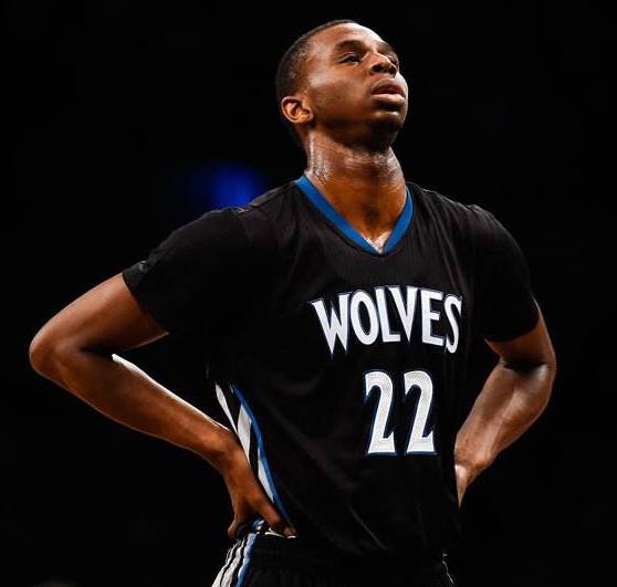 梅努哥哥身穿“放梅努离队”T恤现身球场，对阿莫林表示抗议（梅努兄长穿“让梅努走”字样T恤亮相球场，矛头直指阿莫林）