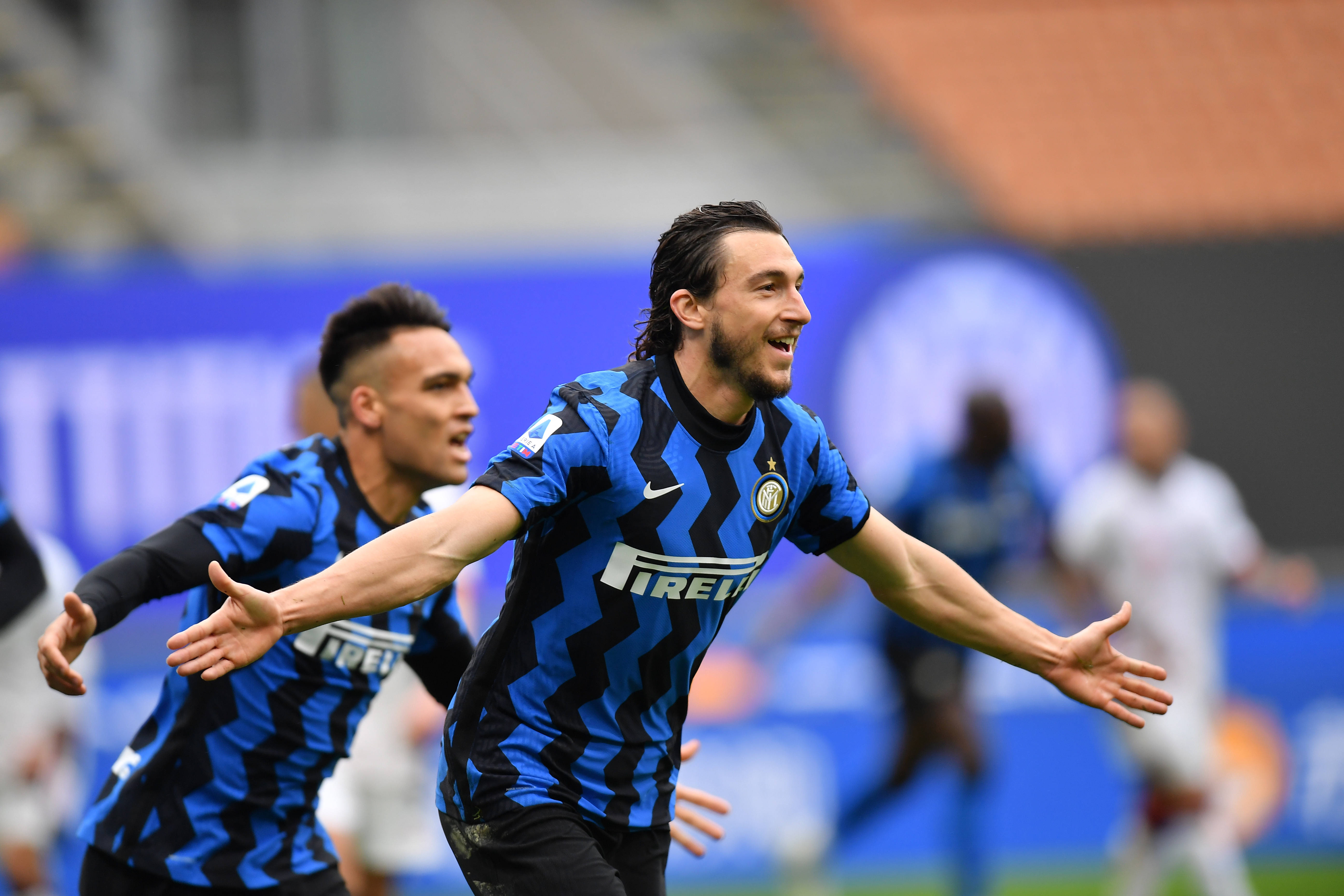 英媒：波罗赛后怒吼贝里瓦尔，对后者绕场致谢热刺球迷不满（英媒：波罗赛后怒斥贝里瓦尔，不满其绕场向热刺球迷致谢）