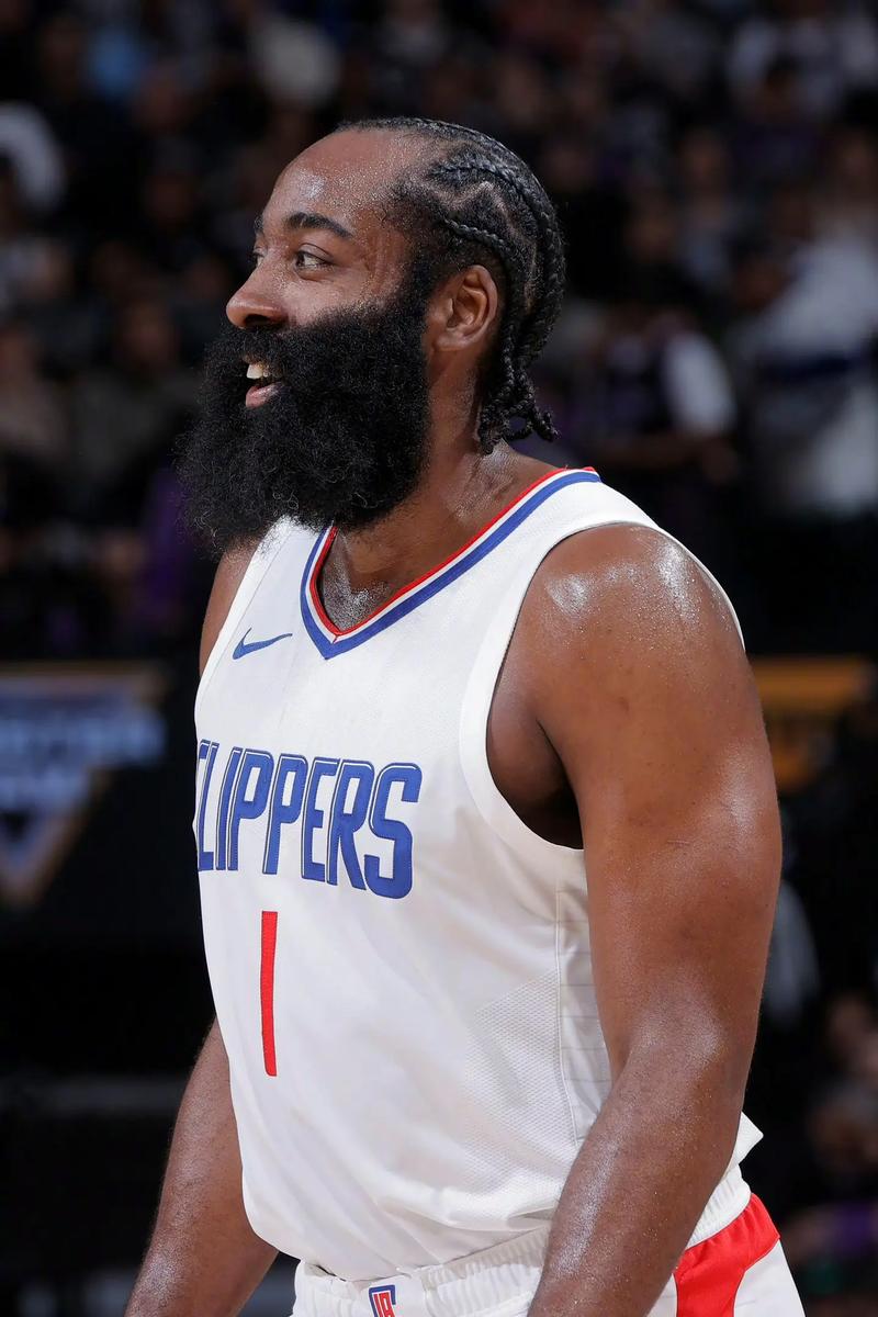 每体：拉菲尼亚没有经纪人也无意离开巴萨，他决心履行完合同（每体：拉菲尼亚无经纪人且无意转会，坚决在巴萨履行合同）