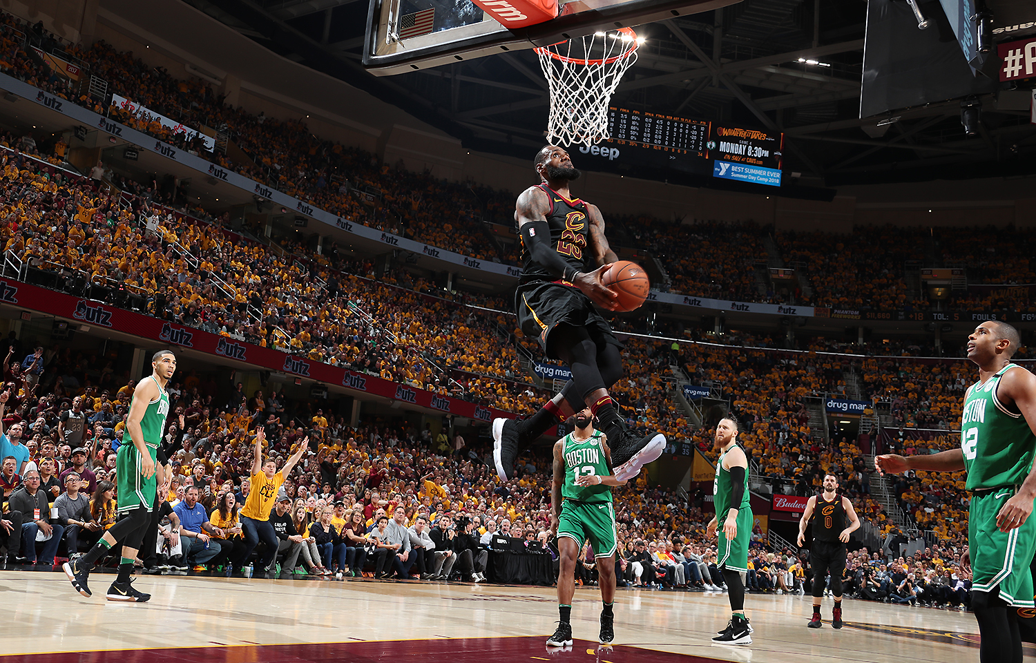 詹姆斯篮板抢断关键时刻锁定胜局（詹姆斯关键篮板抢断一锤定音）