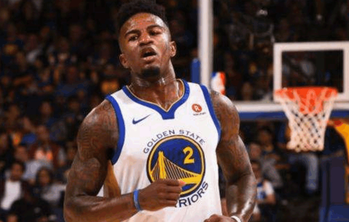 湖人赢球！詹姆斯关键时刻攻防一体！连得10分、绝杀抢断！（湖人取胜！詹姆斯生死时刻攻防统治，连拿10分+绝杀抢断锁定胜局）