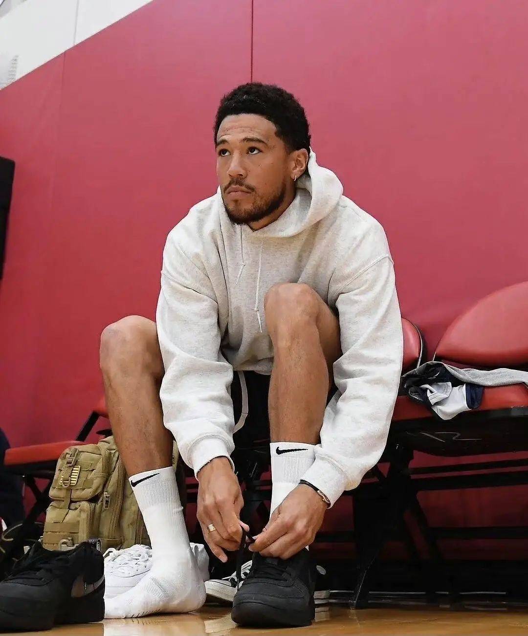 攻防偏科明显！掘金主帅：我们的防守退步了，要蹲下去防守（掘金攻防失衡加剧！主帅直言防守倒退：得蹲下去守住）