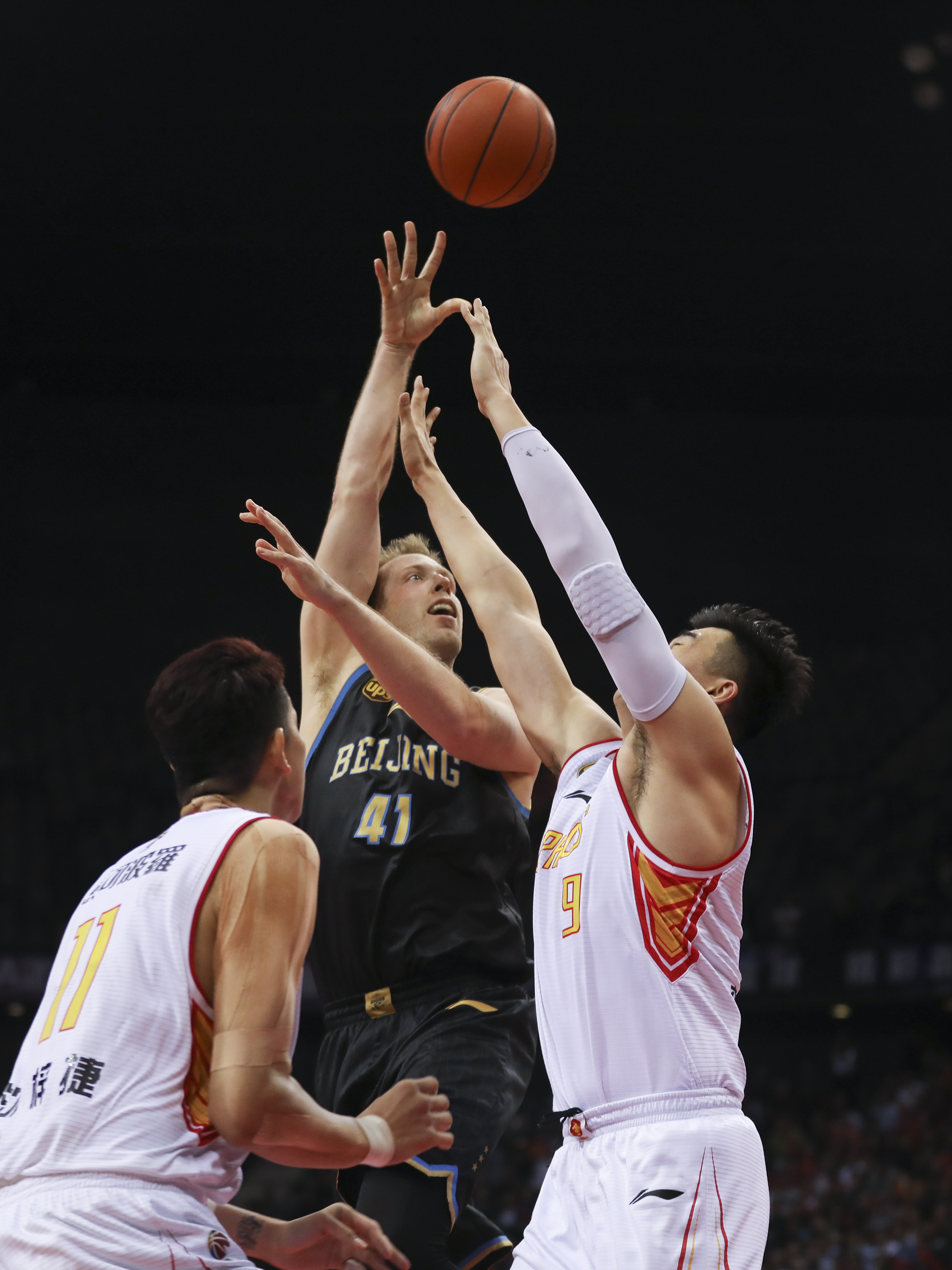 过往欧冠14次出现单赛季前6战全胜球队，最终仅2队夺冠（欧冠史上曾有14次球队单季前六战全胜，最终仅两队捧杯）