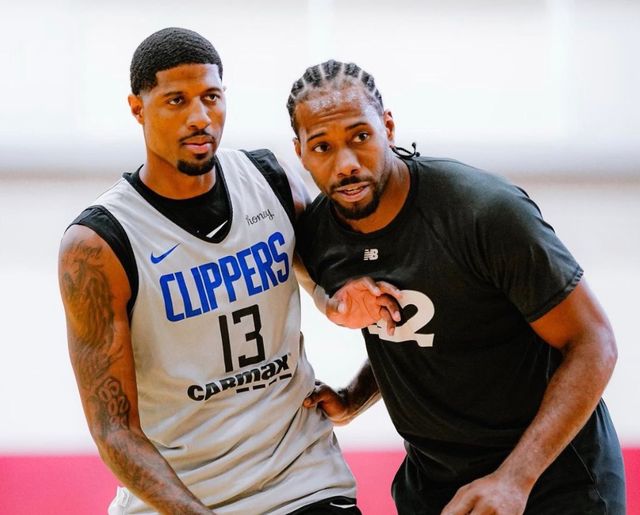 记者晒视频：钟义浩现场观看海牛比赛，海牛进球后他兴奋鼓掌（记者发视频：钟义浩现身观战海牛，球队破门他激动鼓掌）