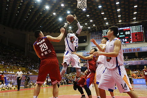 重磅！皇马遭遇重创！阿诺德伤缺两月将错过15场比赛，欧冠生死战告急（噩耗！皇马遭遇重击：阿诺德伤停两月恐缺15战，欧冠生死战告急）