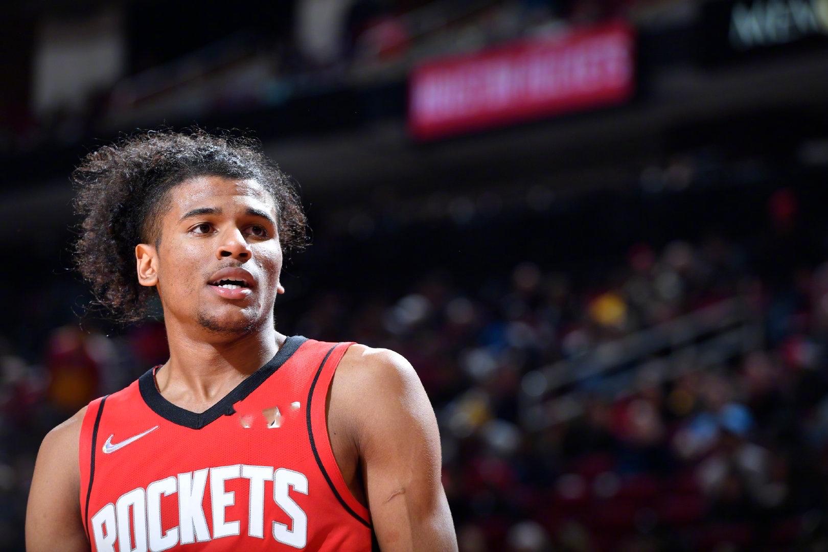 米兰助教兰杜奇称莱奥内收肌受伤明日检查（米兰助教兰杜奇：莱奥内收肌受伤，明日将接受检查）