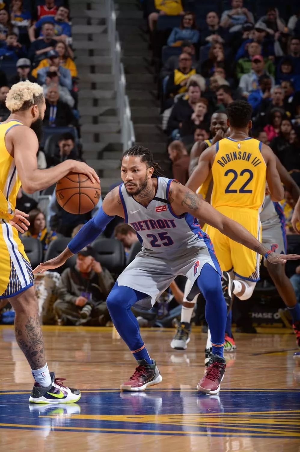 詹姆斯谈NBA杯出局：我不在乎这个，有没有杯赛我都热爱打球（詹姆斯对季中赛出局不介意：有无杯赛都热爱打球）