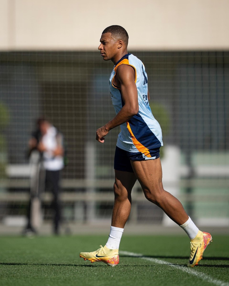 足球英超球迷怒喷转播商调整赛程（英超球迷怒斥转播商擅改赛程）